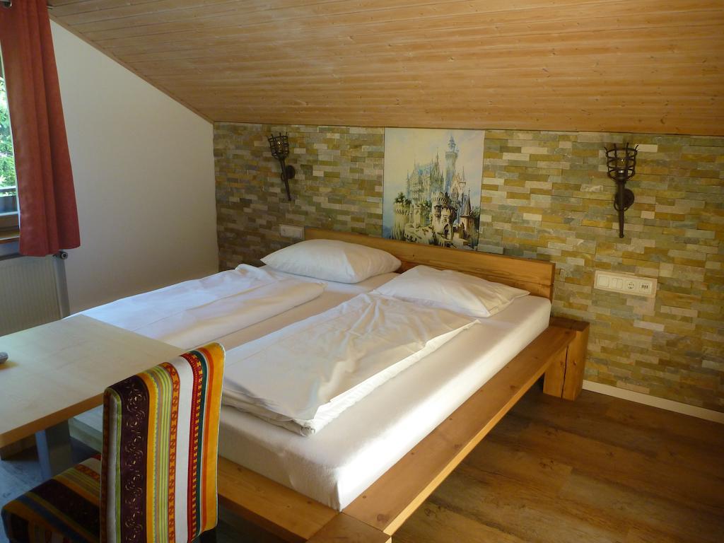 Gaestehaus Guggomos "Das Allgaeustyle" Fussen Room photo