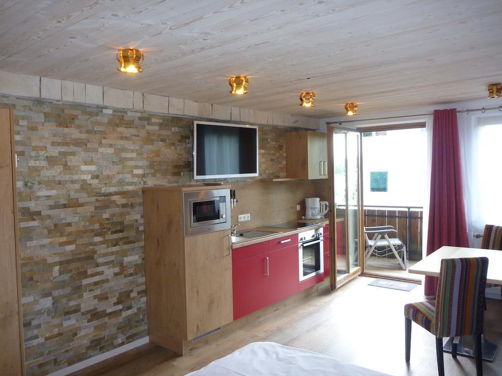 Gaestehaus Guggomos "Das Allgaeustyle" Fussen Room photo
